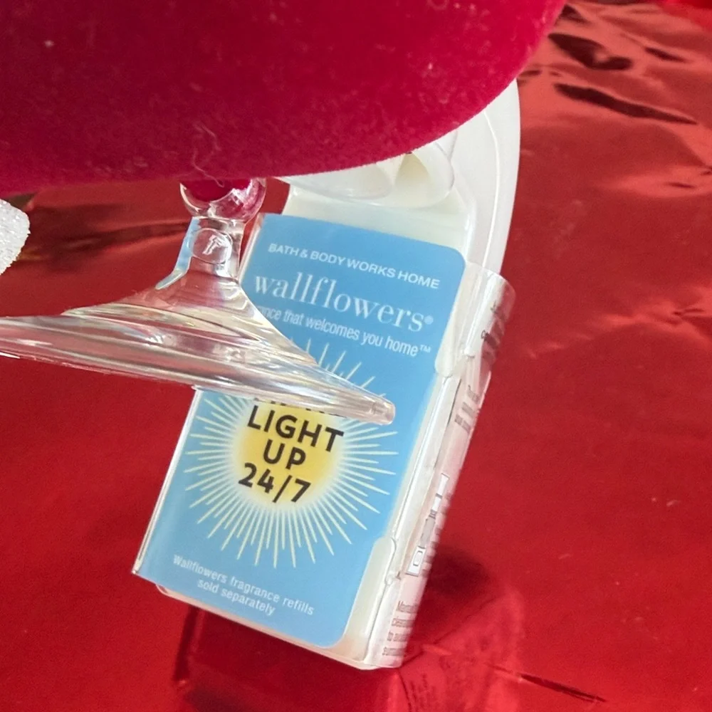 Bath & Body Works Red Velvet Santa Hand Night Light and Fragrance Plug In - Picture 2 of 4